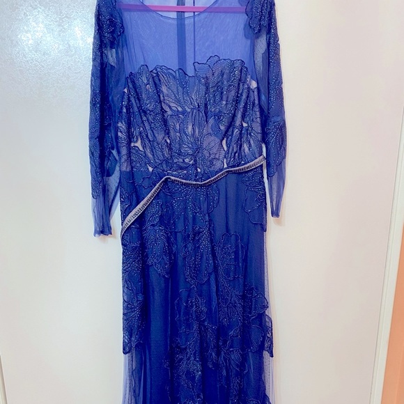 Gown with detached scarf , gorgeous color, lace over mesh - Picture 3 of 8